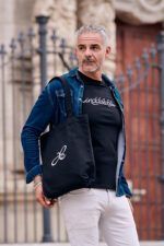 TOTE BAG ICONIC - Bolsa unisex en dos modelos, negra, asas largas reforzadas en cruz y costura especial en el fondo para crear volumen