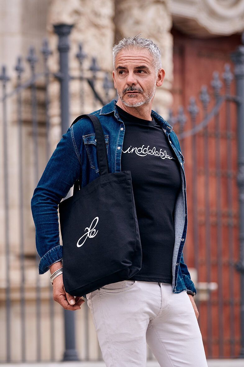 TOTE BAG ICONIC - Bolsa unisex en dos modelos, negra, asas largas reforzadas en cruz y costura especial en el fondo para crear volumen